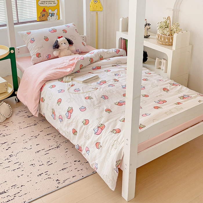 91家纺网 家纺一手货源 找家纺 海岛哥哥 2025新款云朵水洗棉学生床宿舍上下铺三件套 夏日草莓