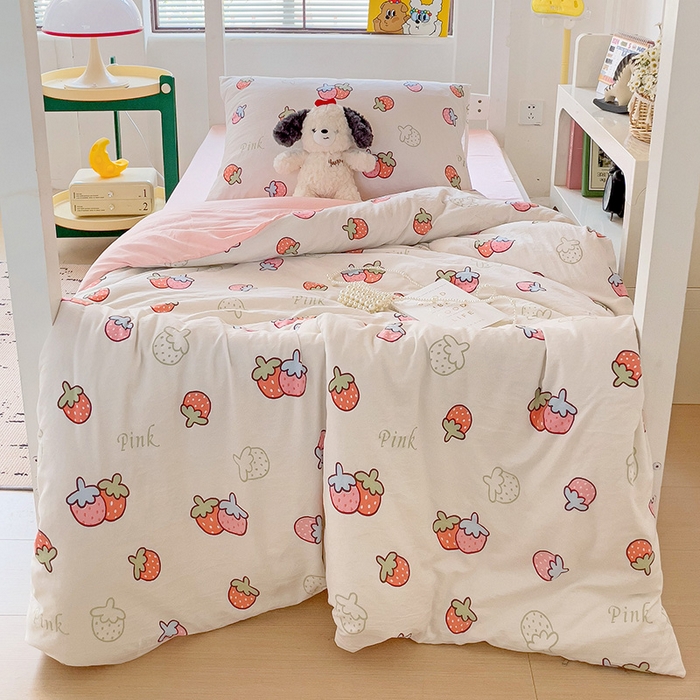 91家纺网 家纺一手货源 找家纺 海岛哥哥 2025新款云朵水洗棉学生床宿舍上下铺三件套 夏日草莓