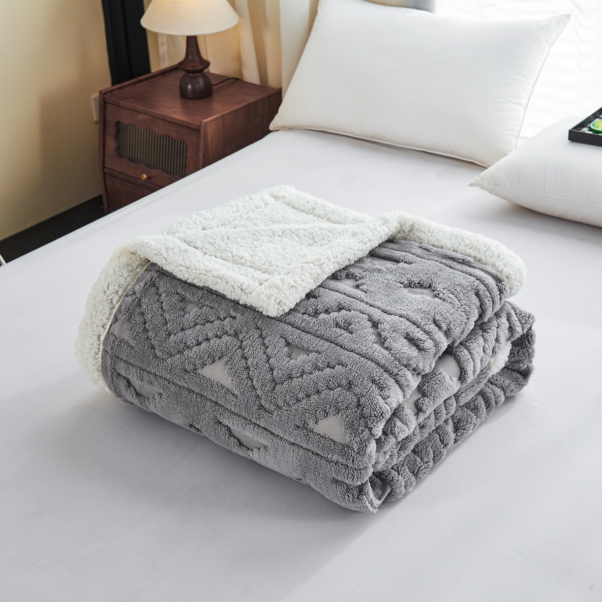 91家纺网 家纺一手货源 找家纺 缦纱 2025新款提花舒棉绒镂空塔芙绒羊羔绒双层毛毯跨境电商 韵律-浅灰