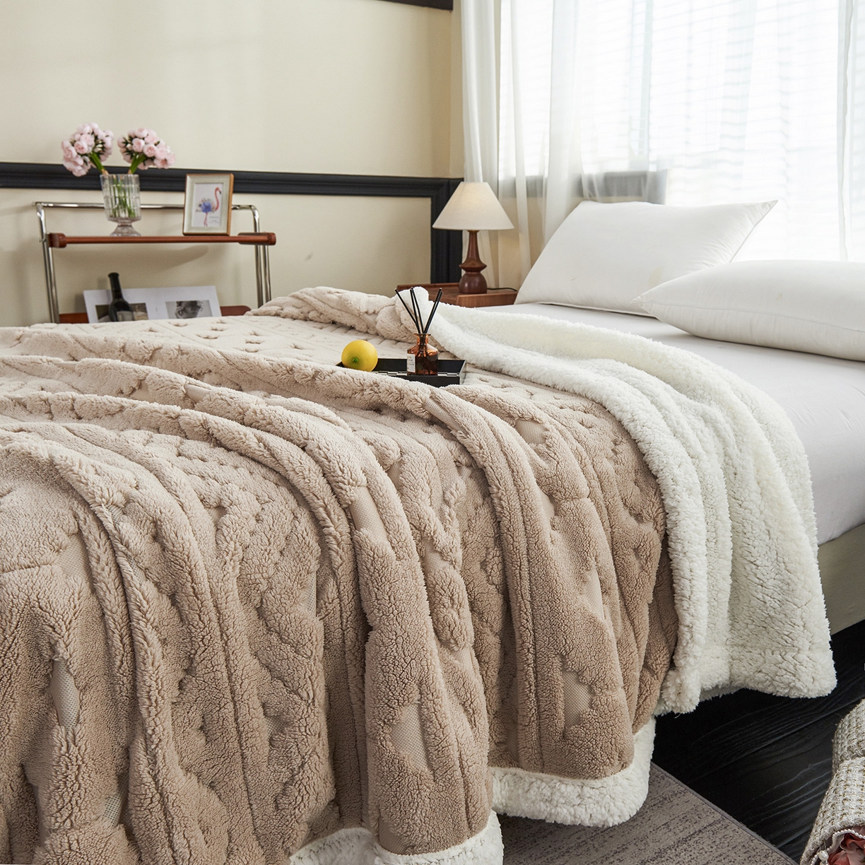 91家纺网 家纺一手货源 找家纺 缦纱 2025新款提花舒棉绒镂空塔芙绒羊羔绒双层毛毯跨境电商 韵律-米咖