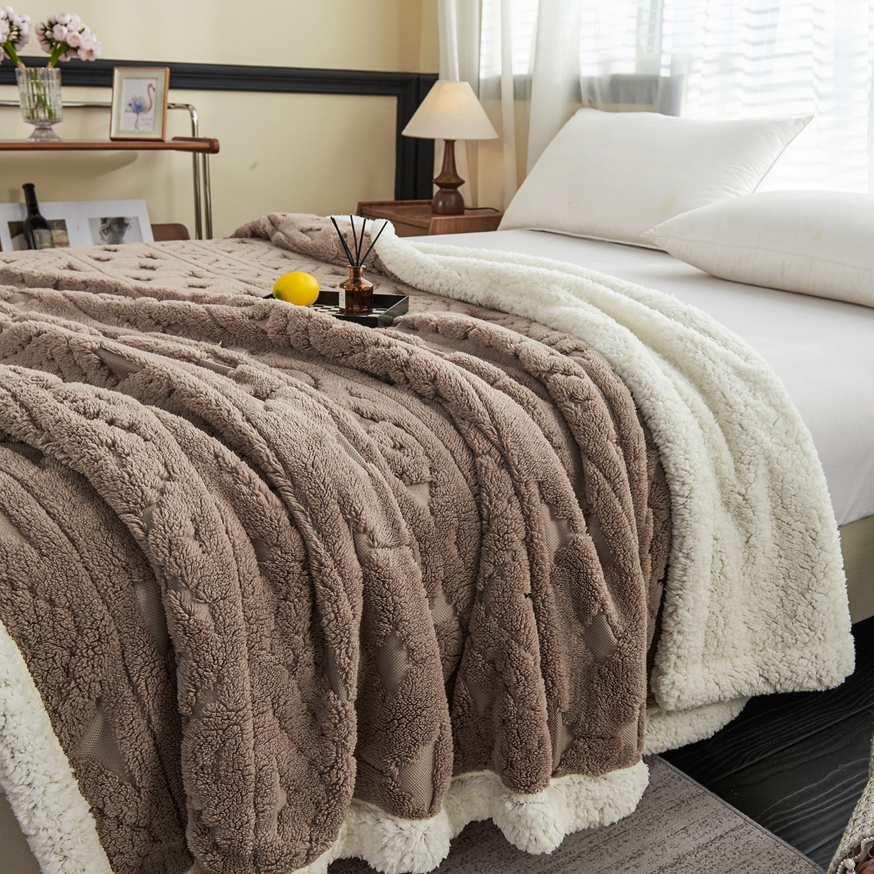 91家纺网 家纺一手货源 找家纺 缦纱 2025新款提花舒棉绒镂空塔芙绒羊羔绒双层毛毯跨境电商 韵律-咖啡