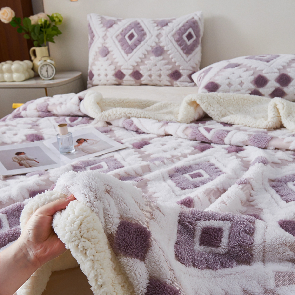 91家纺网 家纺一手货源 找家纺 缦纱 2025新款波西米亚阳离子提花镂空塔芙绒羊羔绒保暖午睡双层毛毯办公室盖毯 菱格-幽紫