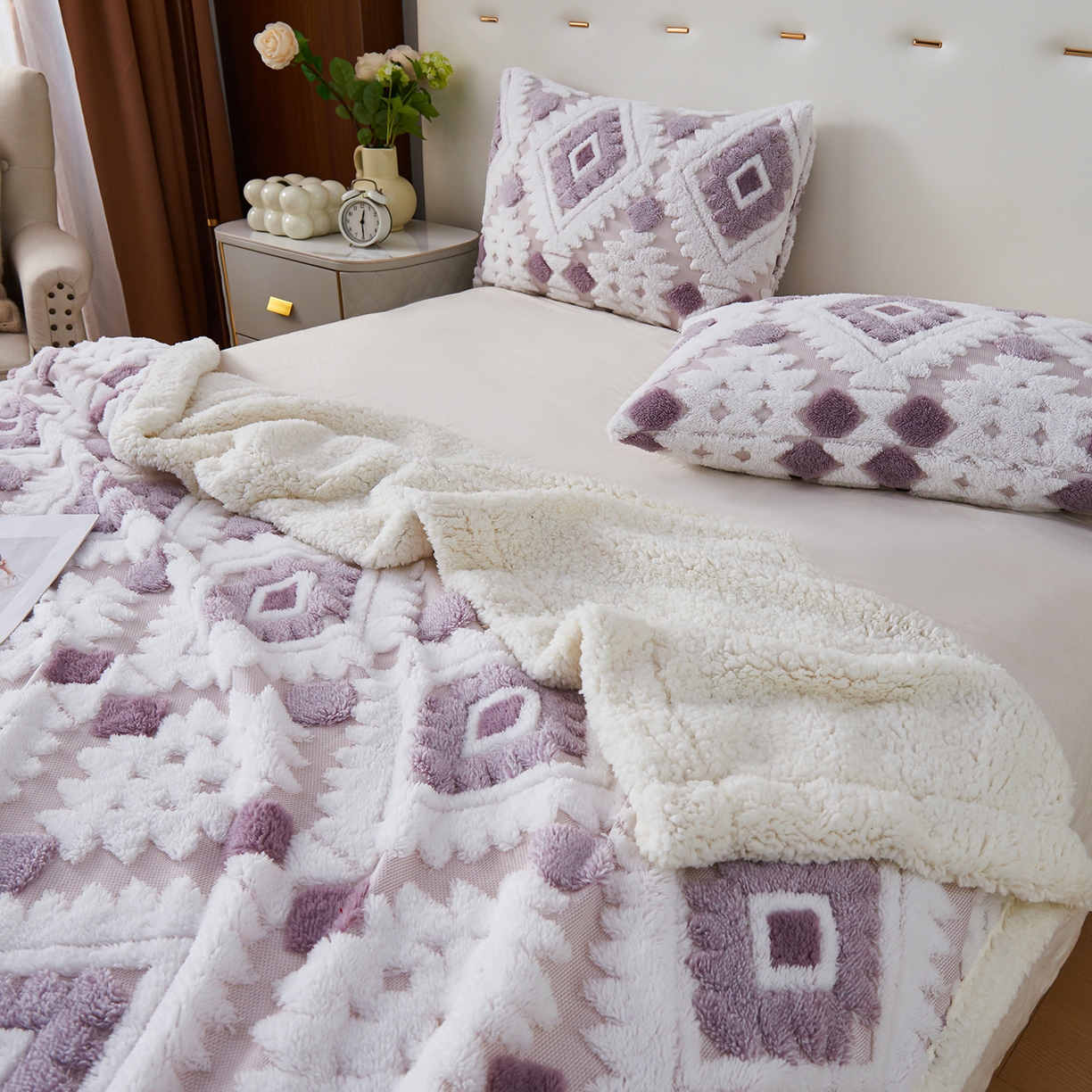 91家纺网 家纺一手货源 找家纺 缦纱 2025新款波西米亚阳离子提花镂空塔芙绒羊羔绒保暖午睡双层毛毯办公室盖毯 菱格-幽紫