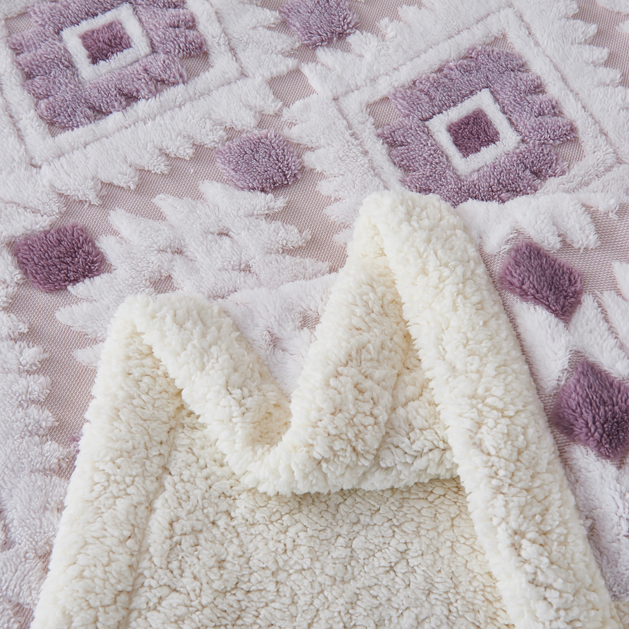 91家纺网 家纺一手货源 找家纺 缦纱 2025新款波西米亚阳离子提花镂空塔芙绒羊羔绒保暖午睡双层毛毯办公室盖毯 菱格-幽紫