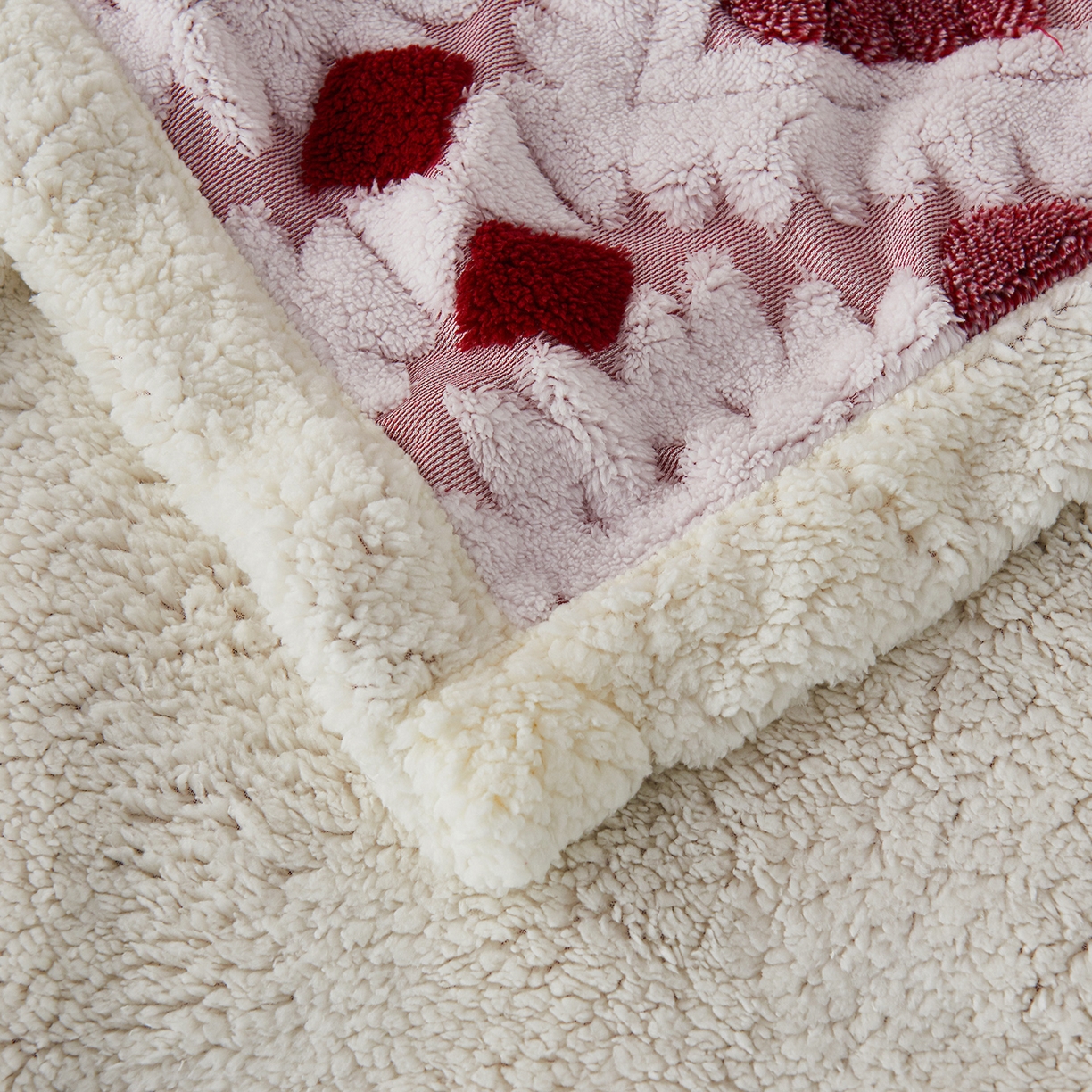 91家纺网 家纺一手货源 找家纺 缦纱 2025新款波西米亚阳离子提花镂空塔芙绒羊羔绒保暖午睡双层毛毯办公室盖毯 菱格-玫红