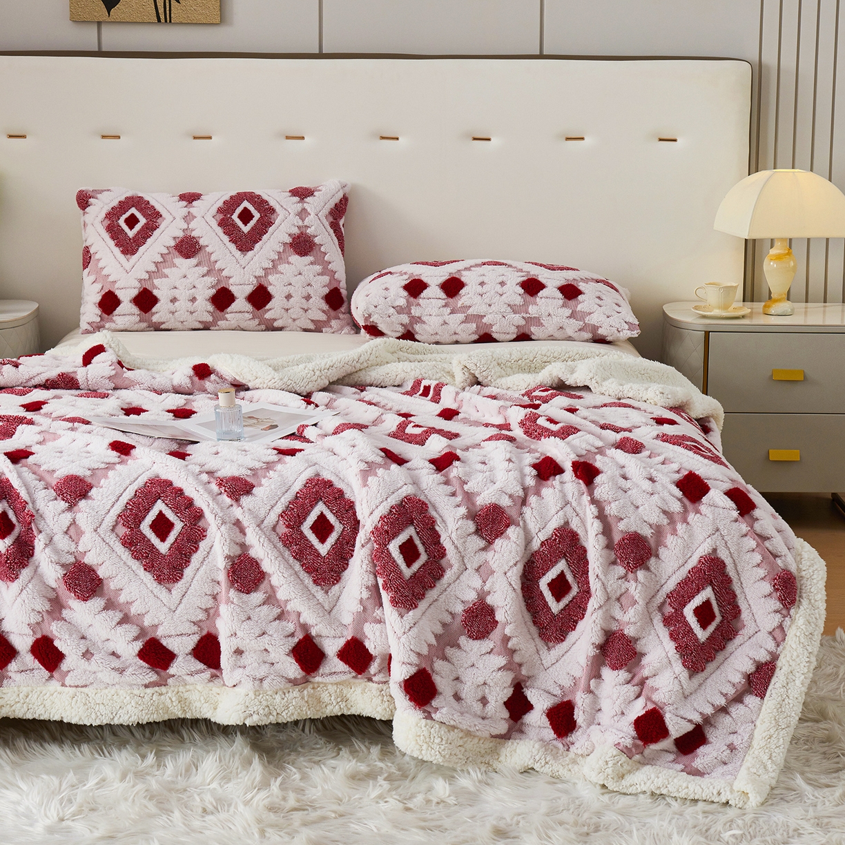 91家纺网 家纺一手货源 找家纺 缦纱 2025新款波西米亚阳离子提花镂空塔芙绒羊羔绒保暖午睡双层毛毯办公室盖毯 菱格-玫红