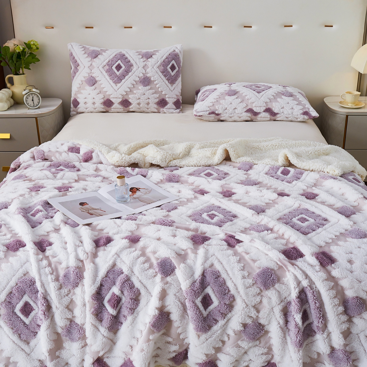 91家纺网 家纺一手货源 找家纺 缦纱 2025新款波西米亚阳离子提花镂空塔芙绒羊羔绒保暖午睡双层毛毯办公室盖毯 菱格-幽紫