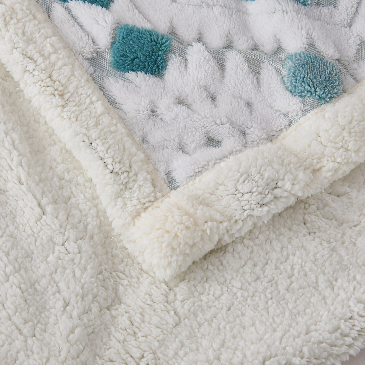 91家纺网 家纺一手货源 找家纺 缦纱 2025新款波西米亚阳离子提花镂空塔芙绒羊羔绒保暖午睡双层毛毯办公室盖毯 菱格-雅青