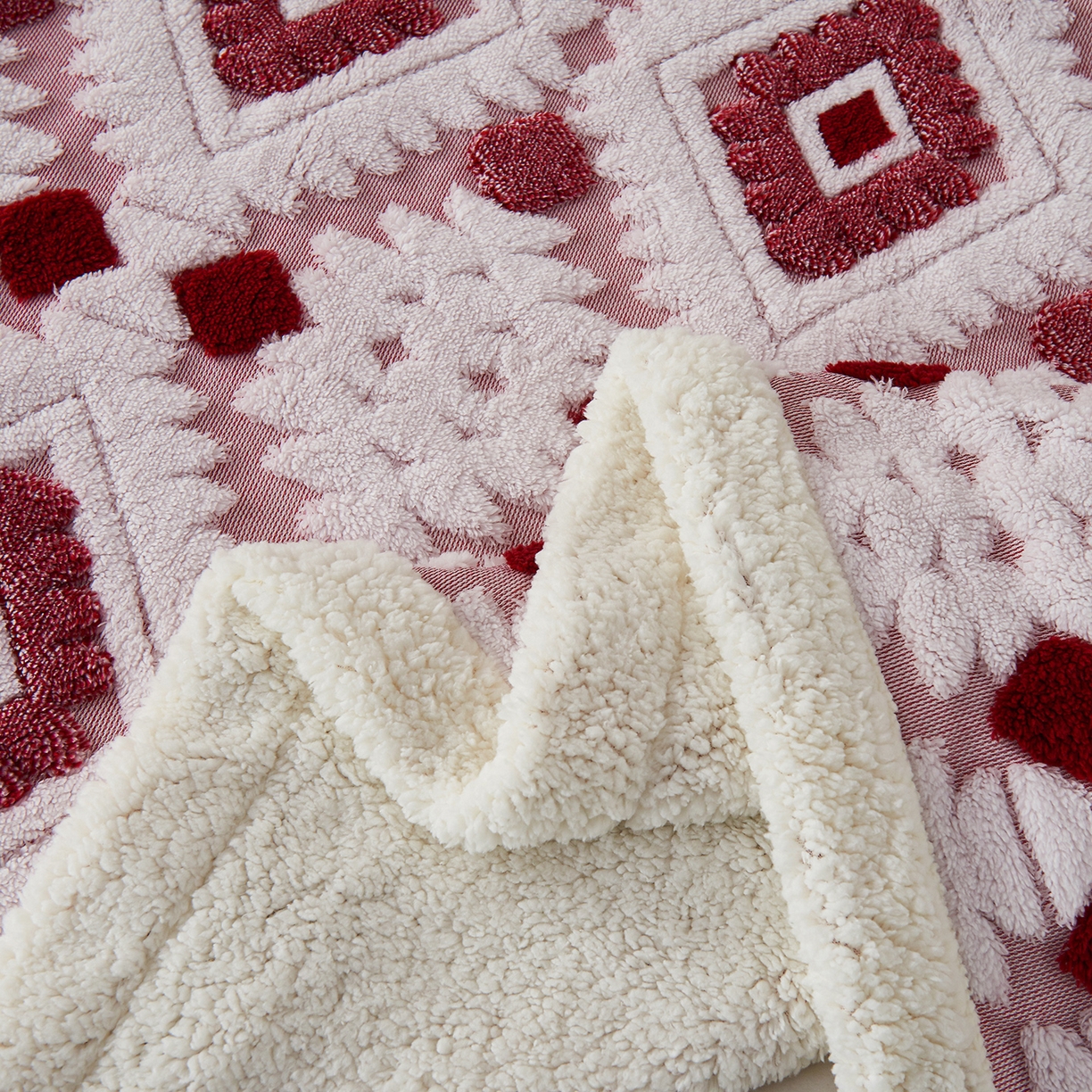 91家纺网 家纺一手货源 找家纺 缦纱 2025新款波西米亚阳离子提花镂空塔芙绒羊羔绒保暖午睡双层毛毯办公室盖毯 菱格-玫红