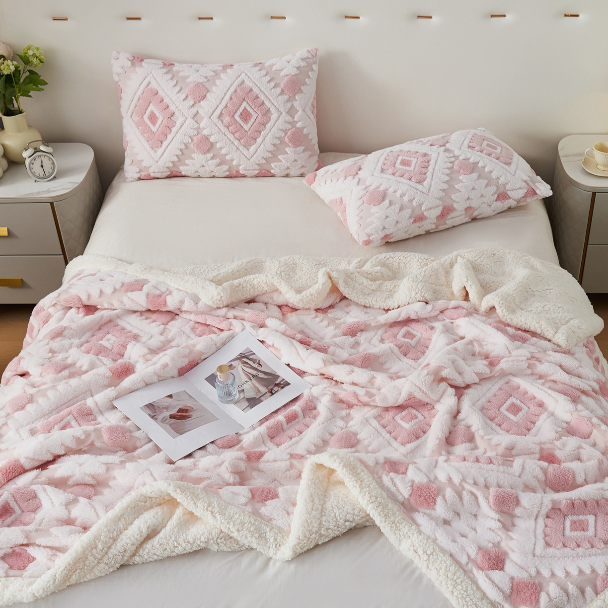 91家纺网 家纺一手货源 找家纺 缦纱 2025新款波西米亚阳离子提花镂空塔芙绒羊羔绒保暖午睡双层毛毯办公室盖毯 菱格-柔粉