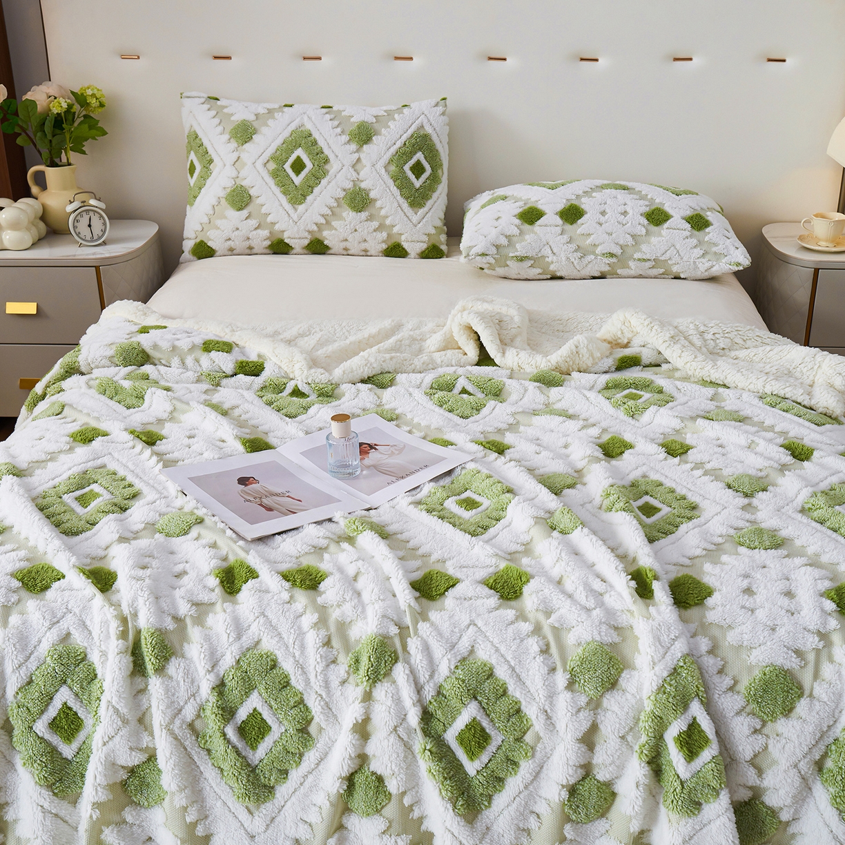 91家纺网 家纺一手货源 找家纺 缦纱 2025新款波西米亚阳离子提花镂空塔芙绒羊羔绒保暖午睡双层毛毯办公室盖毯 菱格-浅绿