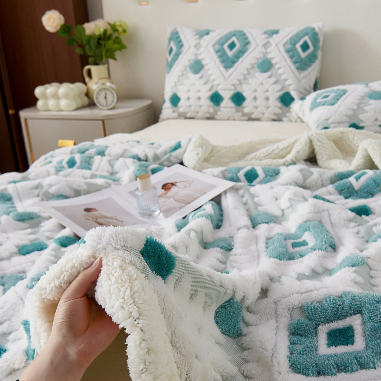 91家纺网 家纺一手货源 找家纺 缦纱 2025新款波西米亚阳离子提花镂空塔芙绒羊羔绒保暖午睡双层毛毯办公室盖毯 菱格-雅青