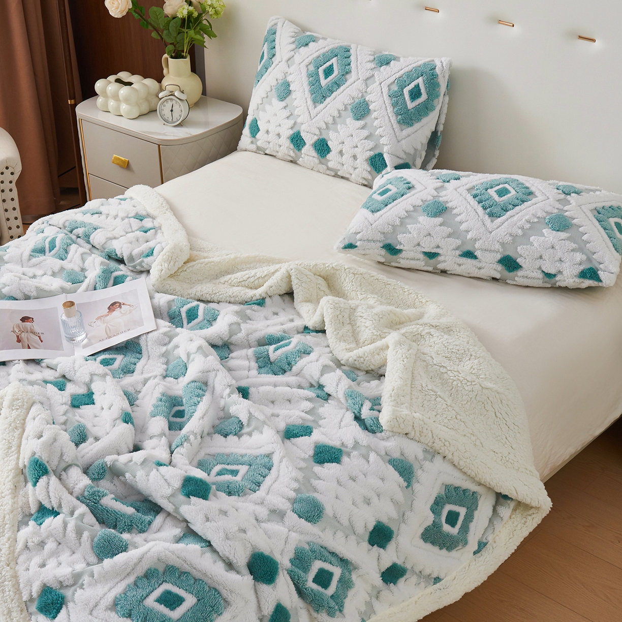 91家纺网 家纺一手货源 找家纺 缦纱 2025新款波西米亚阳离子提花镂空塔芙绒羊羔绒保暖午睡双层毛毯办公室盖毯 菱格-雅青