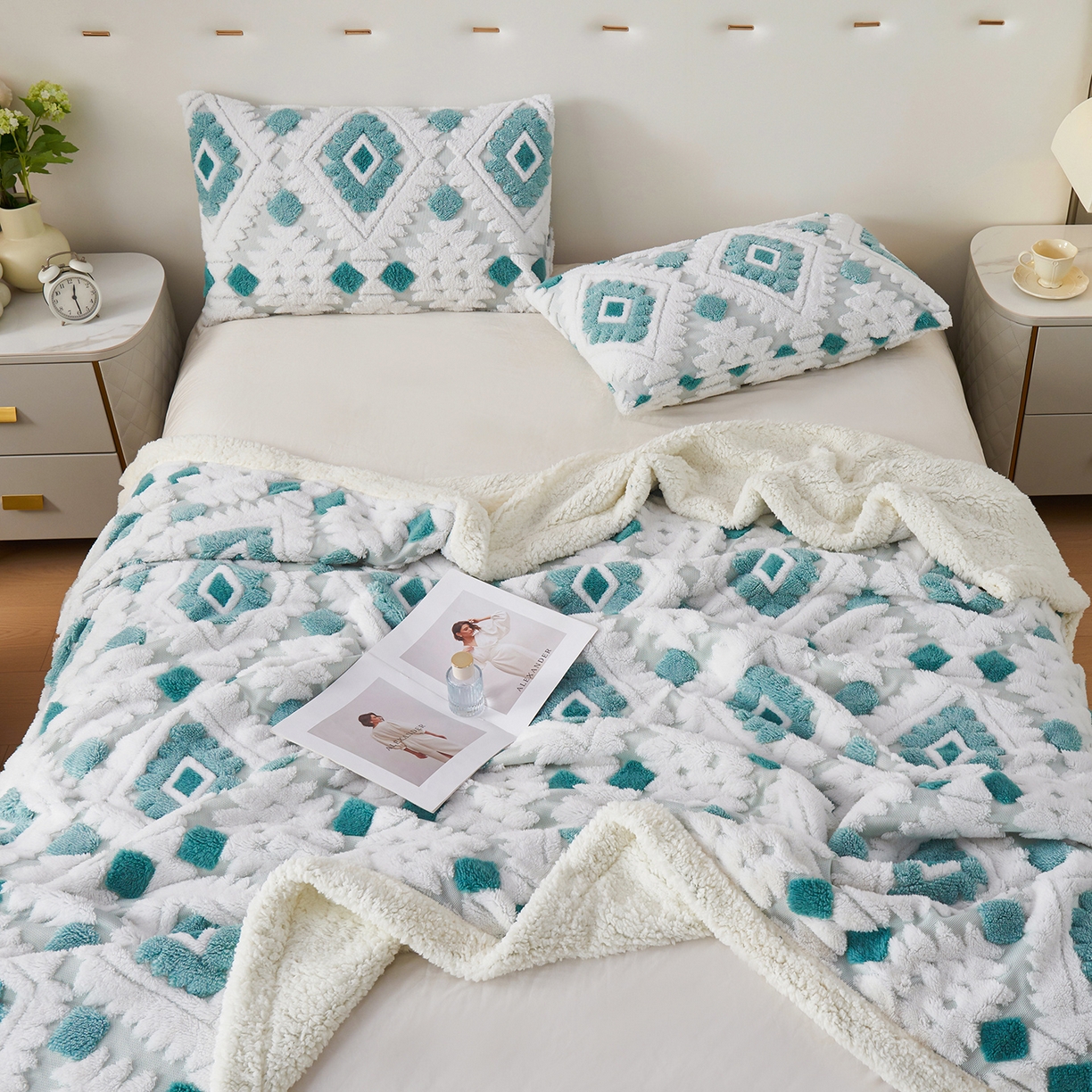 91家纺网 家纺一手货源 找家纺 缦纱 2025新款波西米亚阳离子提花镂空塔芙绒羊羔绒保暖午睡双层毛毯办公室盖毯 菱格-雅青