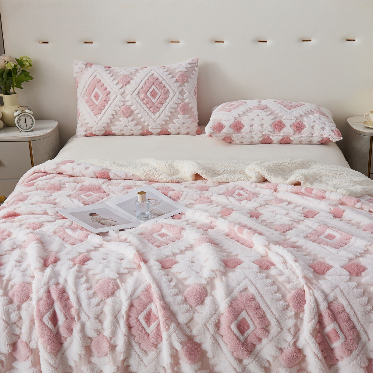 91家纺网 家纺一手货源 找家纺 缦纱 2025新款波西米亚阳离子提花镂空塔芙绒羊羔绒保暖午睡双层毛毯办公室盖毯 菱格-柔粉