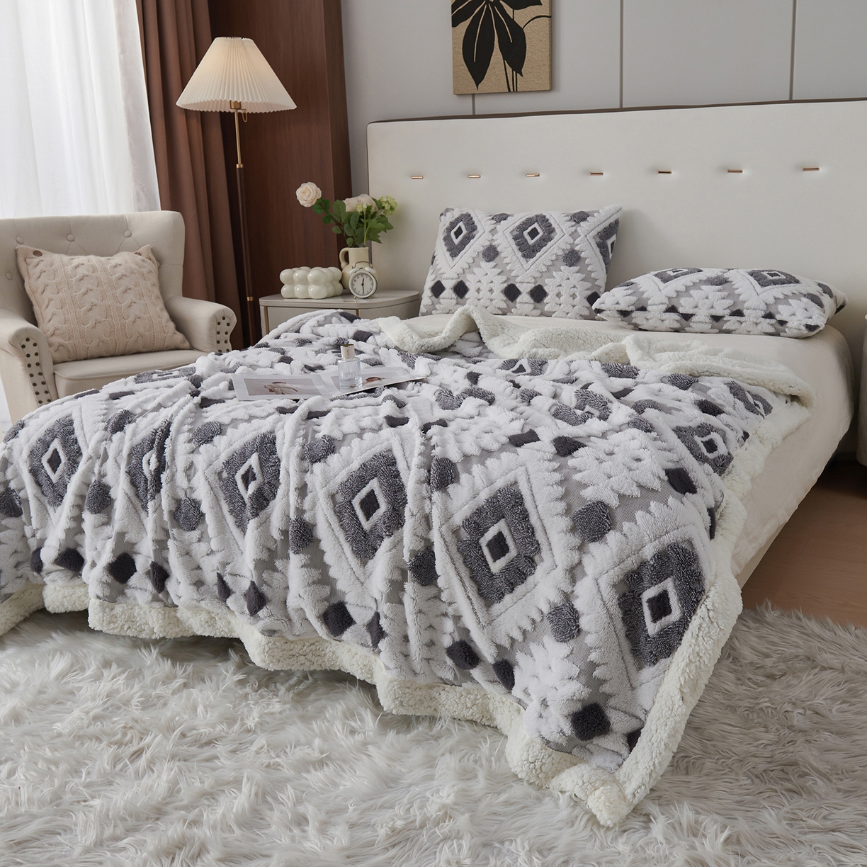 91家纺网 家纺一手货源 找家纺 缦纱 2025新款波西米亚阳离子提花镂空塔芙绒羊羔绒保暖午睡双层毛毯办公室盖毯 菱格-浅灰