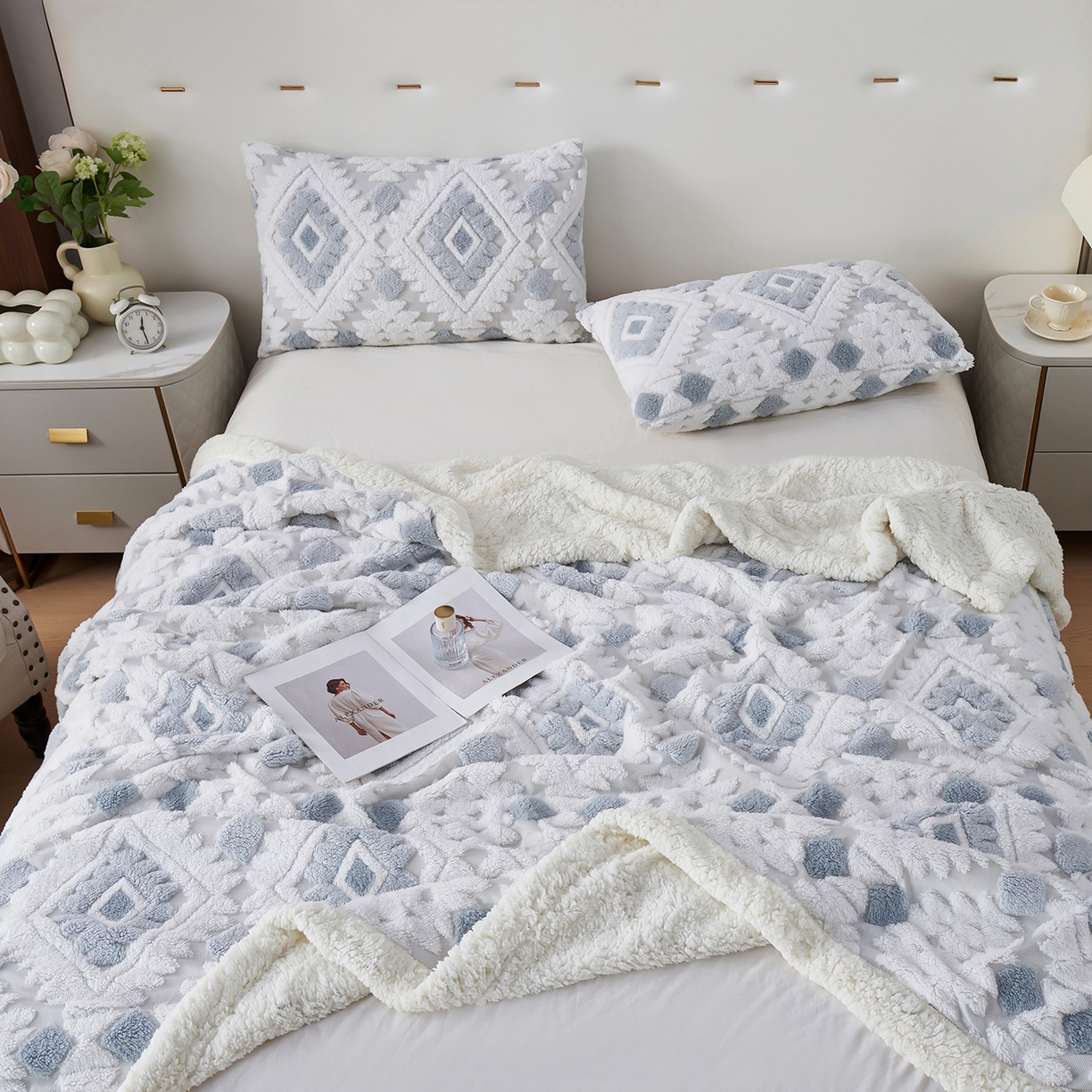 91家纺网 家纺一手货源 找家纺 缦纱 2025新款波西米亚阳离子提花镂空塔芙绒羊羔绒保暖午睡双层毛毯办公室盖毯 菱格-浅蓝