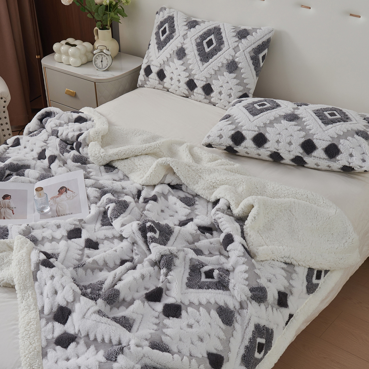 91家纺网 家纺一手货源 找家纺 缦纱 2025新款波西米亚阳离子提花镂空塔芙绒羊羔绒保暖午睡双层毛毯办公室盖毯 菱格-浅灰