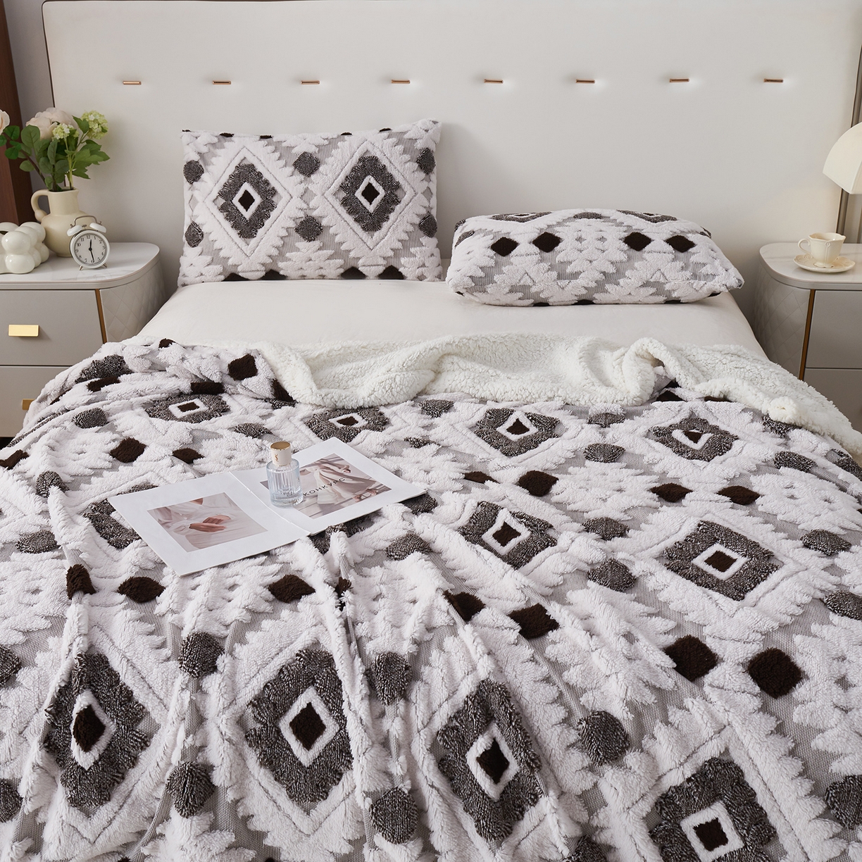 91家纺网 家纺一手货源 找家纺 缦纱 2025新款波西米亚阳离子提花镂空塔芙绒羊羔绒保暖午睡双层毛毯办公室盖毯 菱格-黑白