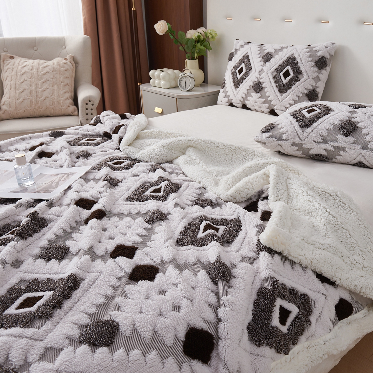 91家纺网 家纺一手货源 找家纺 缦纱 2025新款波西米亚阳离子提花镂空塔芙绒羊羔绒保暖午睡双层毛毯办公室盖毯 菱格-黑白