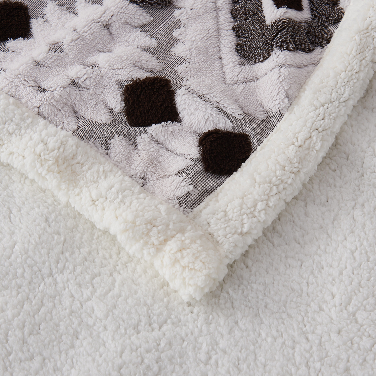 91家纺网 家纺一手货源 找家纺 缦纱 2025新款波西米亚阳离子提花镂空塔芙绒羊羔绒保暖午睡双层毛毯办公室盖毯 菱格-黑白