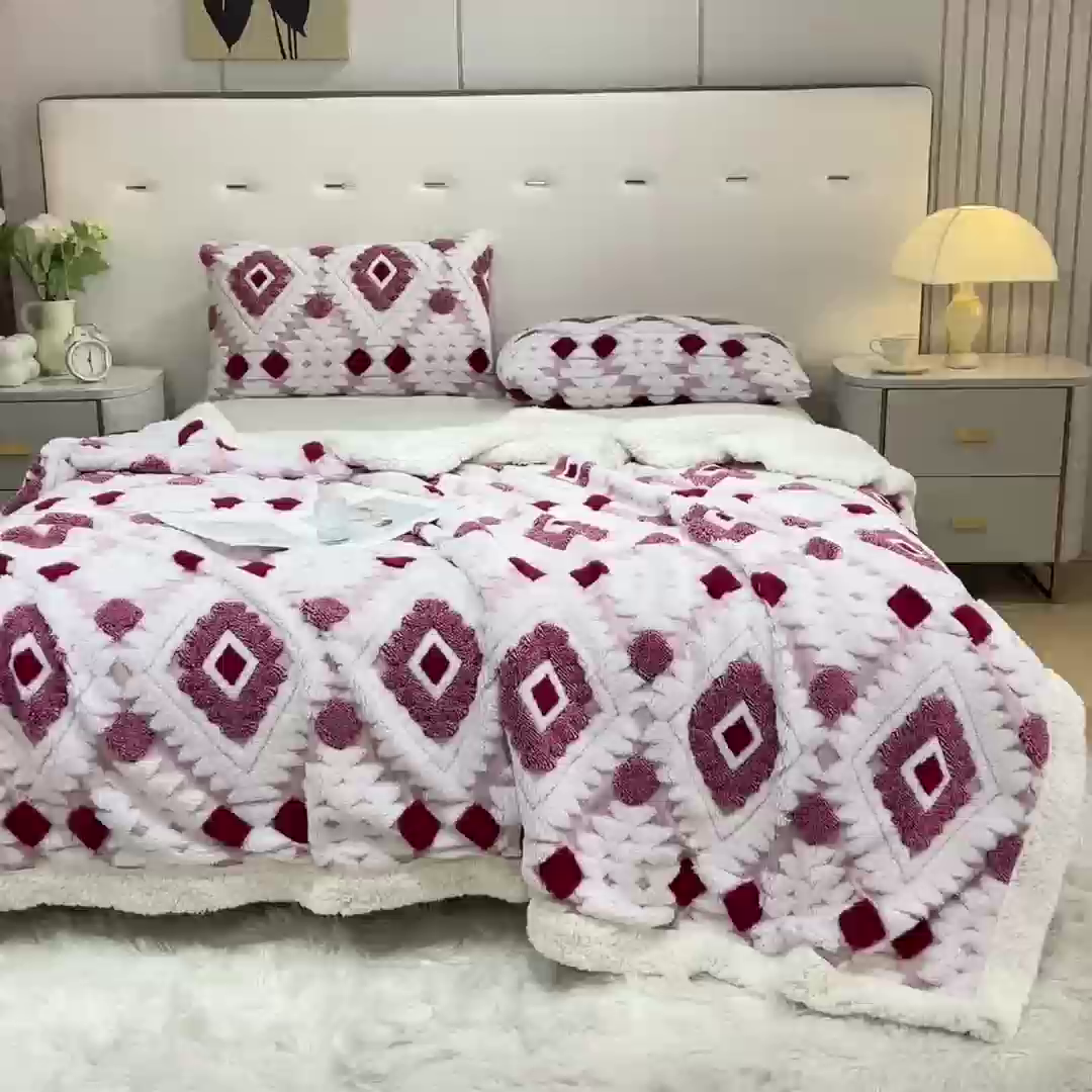 91家纺网 家纺一手货源 找家纺 缦纱 2025新款波西米亚阳离子提花镂空塔芙绒羊羔绒保暖午睡双层毛毯办公室盖毯 菱格-玫红