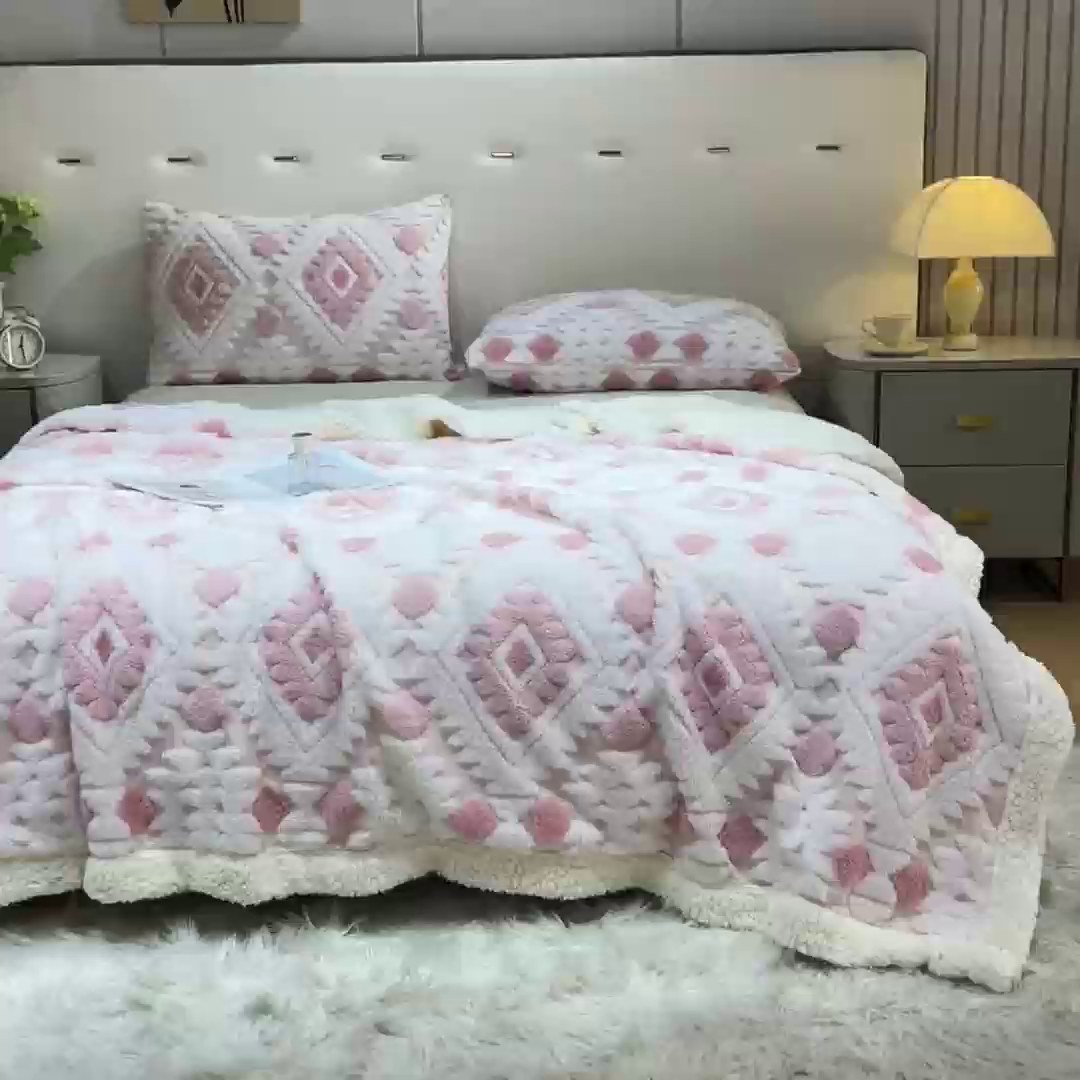 91家纺网 家纺一手货源 找家纺 缦纱 2025新款波西米亚阳离子提花镂空塔芙绒羊羔绒保暖午睡双层毛毯办公室盖毯 菱格-柔粉