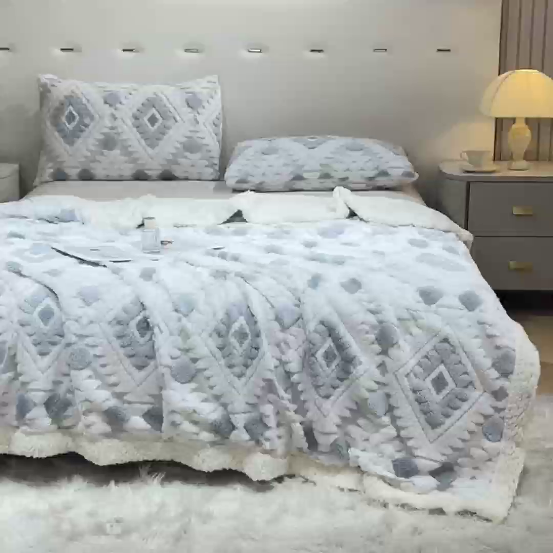 91家纺网 家纺一手货源 找家纺 缦纱 2025新款波西米亚阳离子提花镂空塔芙绒羊羔绒保暖午睡双层毛毯办公室盖毯 菱格-浅蓝