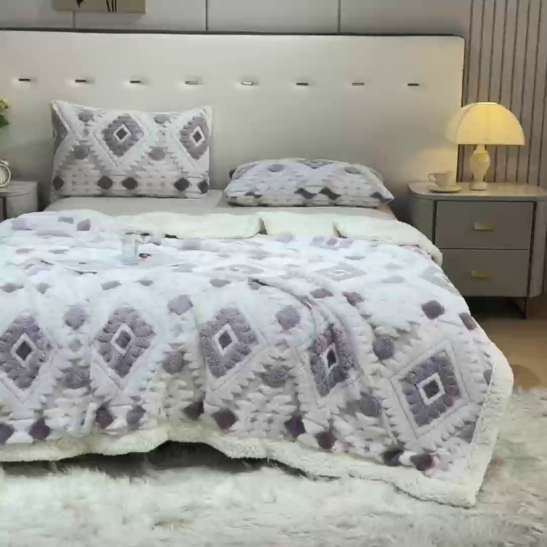 91家纺网 家纺一手货源 找家纺 缦纱 2025新款波西米亚阳离子提花镂空塔芙绒羊羔绒保暖午睡双层毛毯办公室盖毯 菱格-幽紫