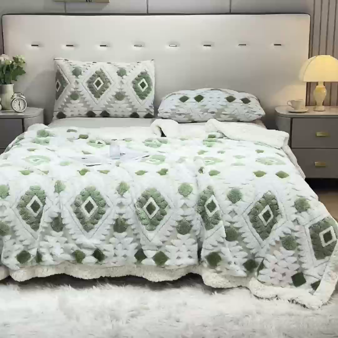 91家纺网 家纺一手货源 找家纺 缦纱 2025新款波西米亚阳离子提花镂空塔芙绒羊羔绒保暖午睡双层毛毯办公室盖毯 菱格-浅绿