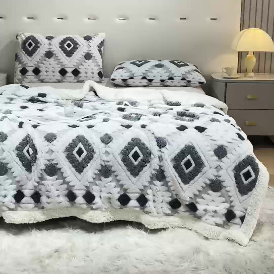 91家纺网 家纺一手货源 找家纺 缦纱 2025新款波西米亚阳离子提花镂空塔芙绒羊羔绒保暖午睡双层毛毯办公室盖毯 菱格-浅灰