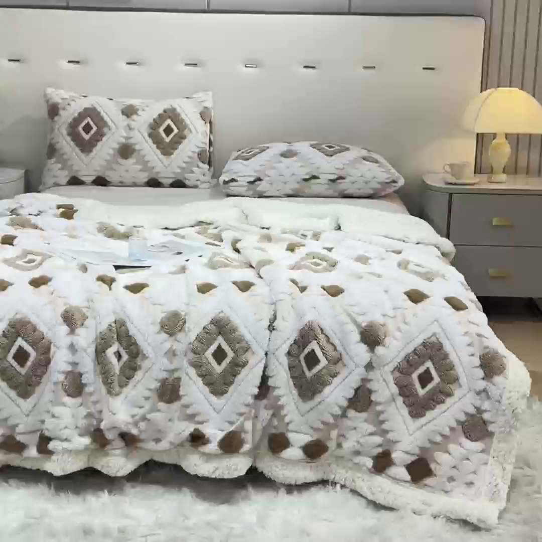 91家纺网 家纺一手货源 找家纺 缦纱 2025新款波西米亚阳离子提花镂空塔芙绒羊羔绒保暖午睡双层毛毯办公室盖毯 菱格-咖色