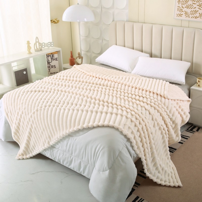 91家纺网 家纺一手货源 找家纺 缦纱 2025新款跨境电商仿兔毛4cm抽条毛毯牛奶绒毛毯加厚午睡毯 珍珠白