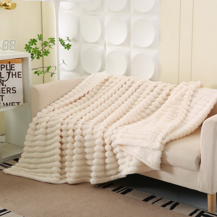 91家纺网 家纺一手货源 找家纺 缦纱 2025新款跨境电商仿兔毛4cm抽条毛毯牛奶绒毛毯加厚午睡毯 珍珠白