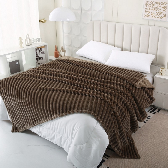 91家纺网 家纺一手货源 找家纺 缦纱 2025新款跨境电商仿兔毛4cm抽条毛毯牛奶绒毛毯加厚午睡毯 美式咖