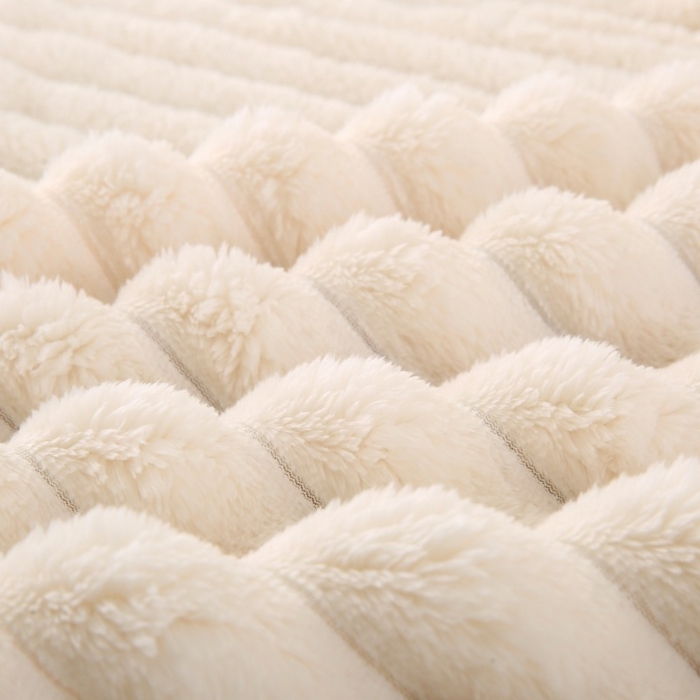 91家纺网 家纺一手货源 找家纺 缦纱 2025新款跨境电商仿兔毛4cm抽条毛毯牛奶绒毛毯加厚午睡毯 珍珠白