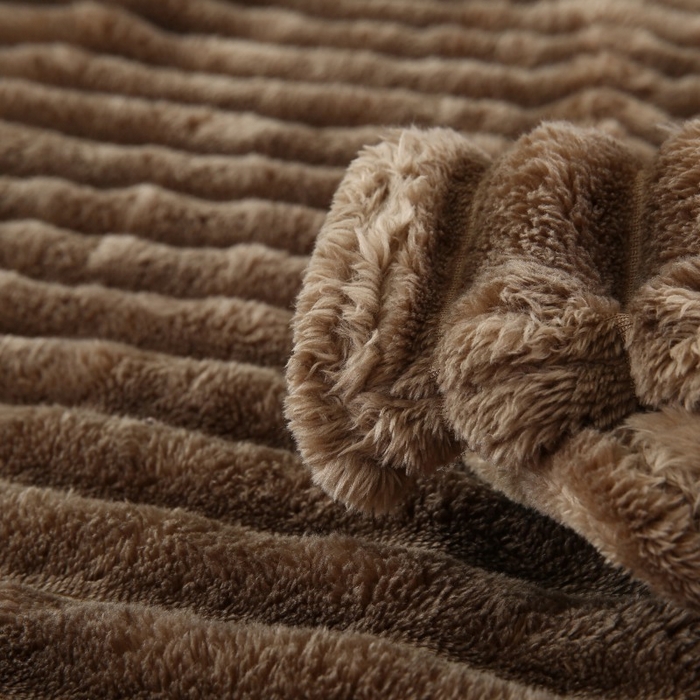 91家纺网 家纺一手货源 找家纺 缦纱 2025新款跨境电商仿兔毛4cm抽条毛毯牛奶绒毛毯加厚午睡毯 美式咖