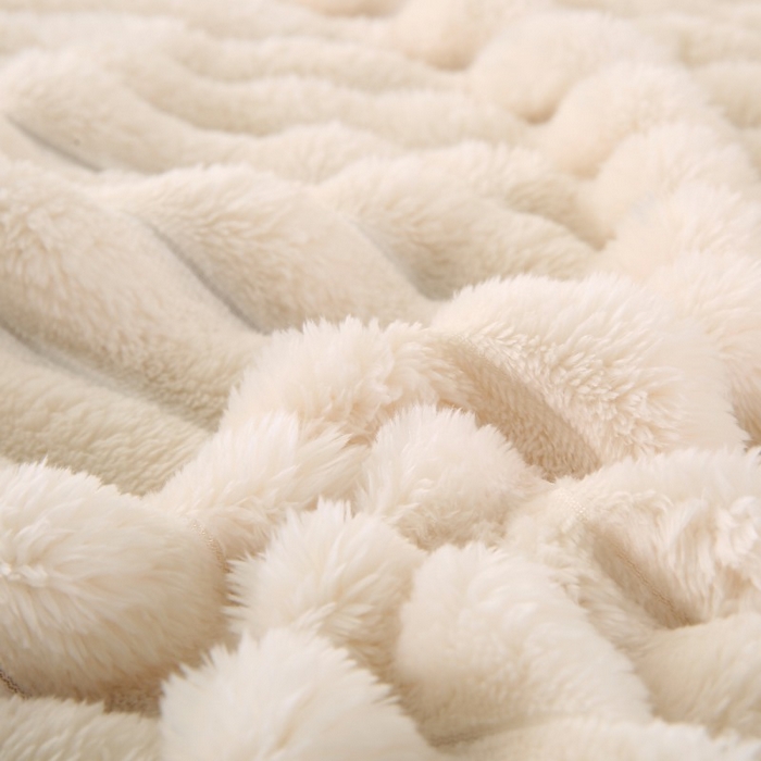 91家纺网 家纺一手货源 找家纺 缦纱 2025新款跨境电商仿兔毛4cm抽条毛毯牛奶绒毛毯加厚午睡毯 珍珠白