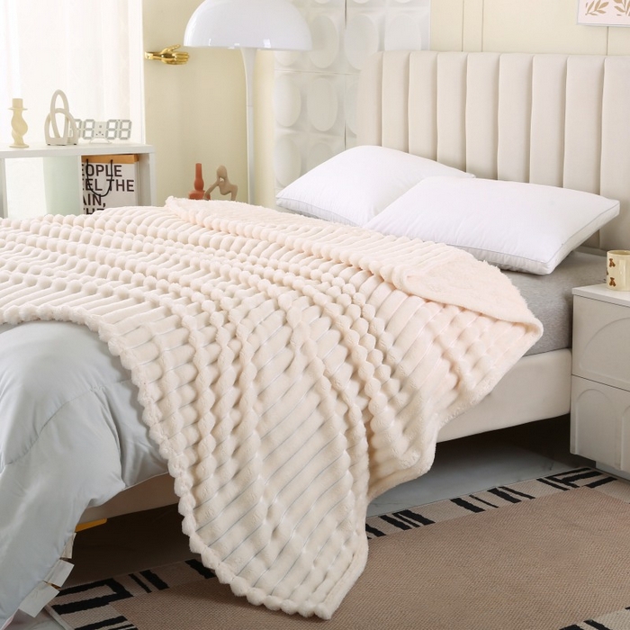 91家纺网 家纺一手货源 找家纺 缦纱 2025新款跨境电商仿兔毛4cm抽条毛毯牛奶绒毛毯加厚午睡毯 珍珠白