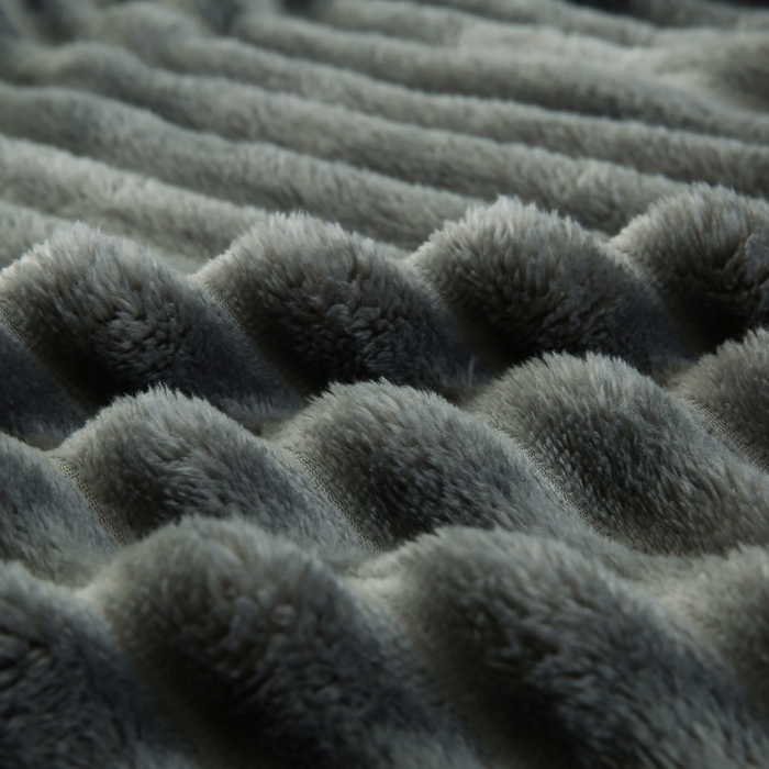 91家纺网 家纺一手货源 找家纺 缦纱 2025新款跨境电商仿兔毛4cm抽条毛毯牛奶绒毛毯加厚午睡毯 深空灰