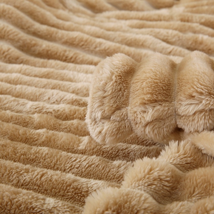 91家纺网 家纺一手货源 找家纺 缦纱 2025新款跨境电商仿兔毛4cm抽条毛毯牛奶绒毛毯加厚午睡毯 卡其驼