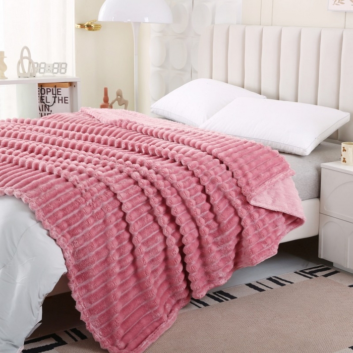 91家纺网 家纺一手货源 找家纺 缦纱 2025新款跨境电商仿兔毛4cm抽条毛毯牛奶绒毛毯加厚午睡毯 豆沙粉