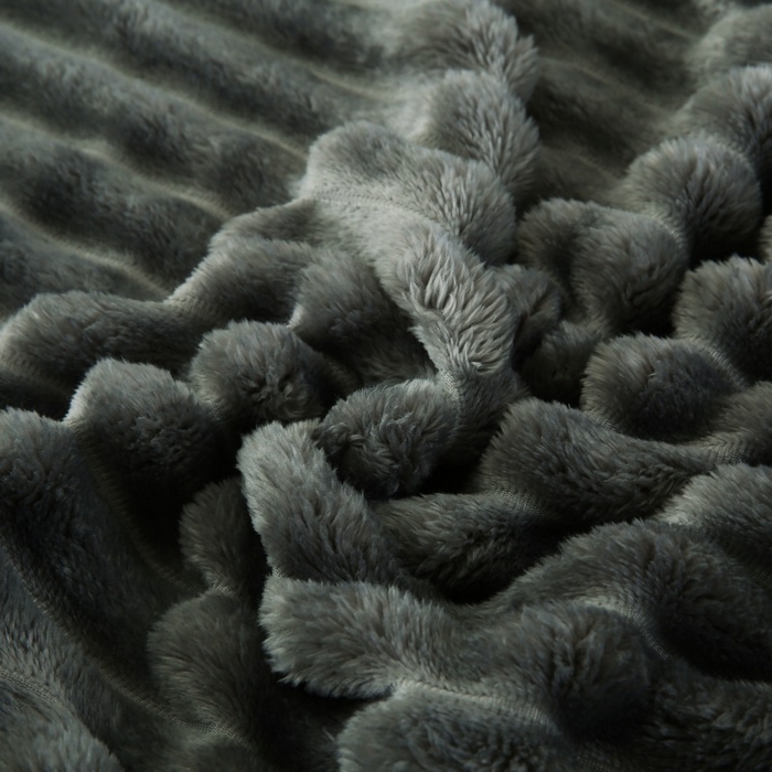 91家纺网 家纺一手货源 找家纺 缦纱 2025新款跨境电商仿兔毛4cm抽条毛毯牛奶绒毛毯加厚午睡毯 深空灰