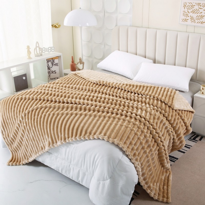 91家纺网 家纺一手货源 找家纺 缦纱 2025新款跨境电商仿兔毛4cm抽条毛毯牛奶绒毛毯加厚午睡毯 卡其驼