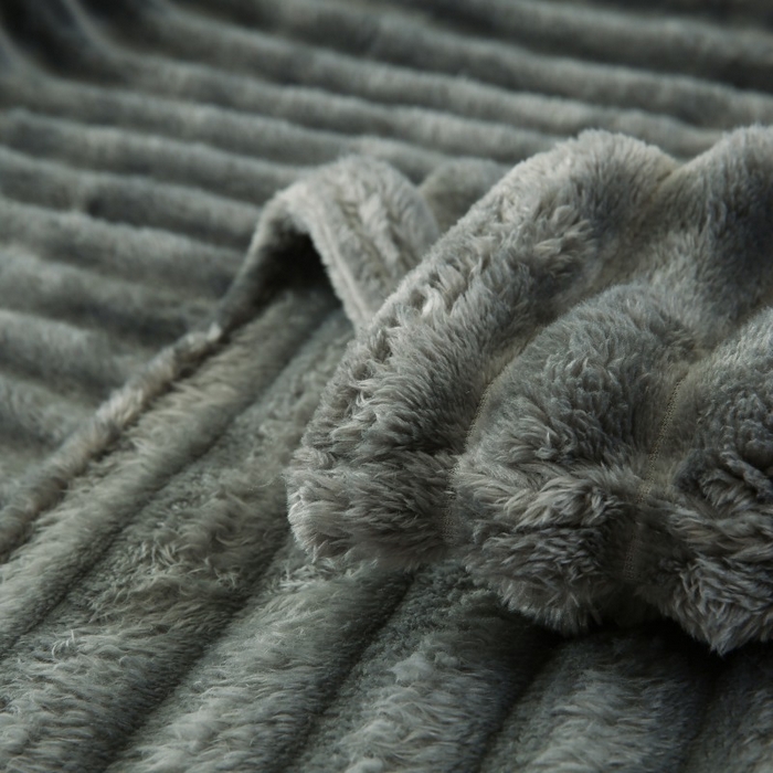 91家纺网 家纺一手货源 找家纺 缦纱 2025新款跨境电商仿兔毛4cm抽条毛毯牛奶绒毛毯加厚午睡毯 深空灰