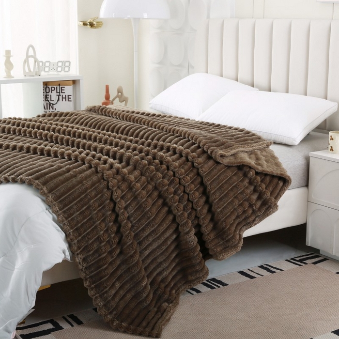 91家纺网 家纺一手货源 找家纺 缦纱 2025新款跨境电商仿兔毛4cm抽条毛毯牛奶绒毛毯加厚午睡毯 美式咖