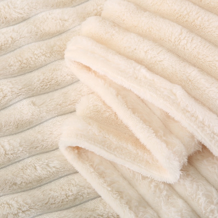 91家纺网 家纺一手货源 找家纺 缦纱 2025新款跨境电商仿兔毛4cm抽条毛毯牛奶绒毛毯加厚午睡毯 珍珠白