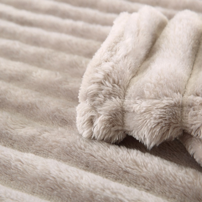 91家纺网 家纺一手货源 找家纺 缦纱 2025新款跨境电商仿兔毛4cm抽条毛毯牛奶绒毛毯加厚午睡毯 绅士灰