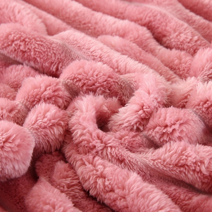 91家纺网 家纺一手货源 找家纺 缦纱 2025新款跨境电商仿兔毛4cm抽条毛毯牛奶绒毛毯加厚午睡毯 豆沙粉