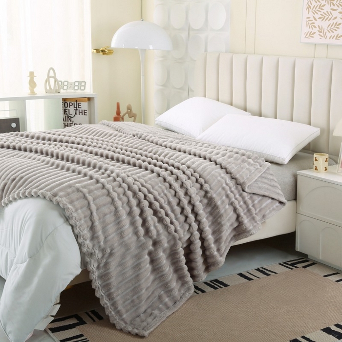 91家纺网 家纺一手货源 找家纺 缦纱 2025新款跨境电商仿兔毛4cm抽条毛毯牛奶绒毛毯加厚午睡毯 绅士灰